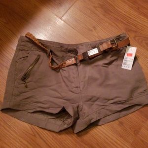 Shorts olive color